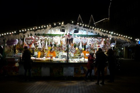 Das Foto zeigt einen Stand mit Süßigkeiten und Lebkuchenherzen auf einem Weihnachtsmarkt.