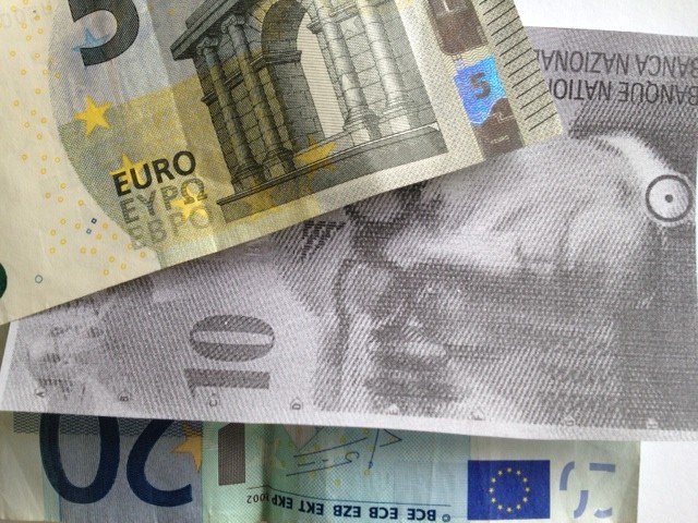 Das Foto zeigt Geldscheine, Euros in Farbe und Schweizer Franken als Kopie in schwarz-weiß.