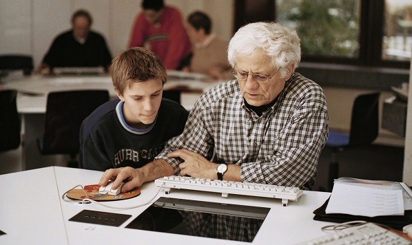 Schüler helfen Senioren beim Umgang mit dem Computer
