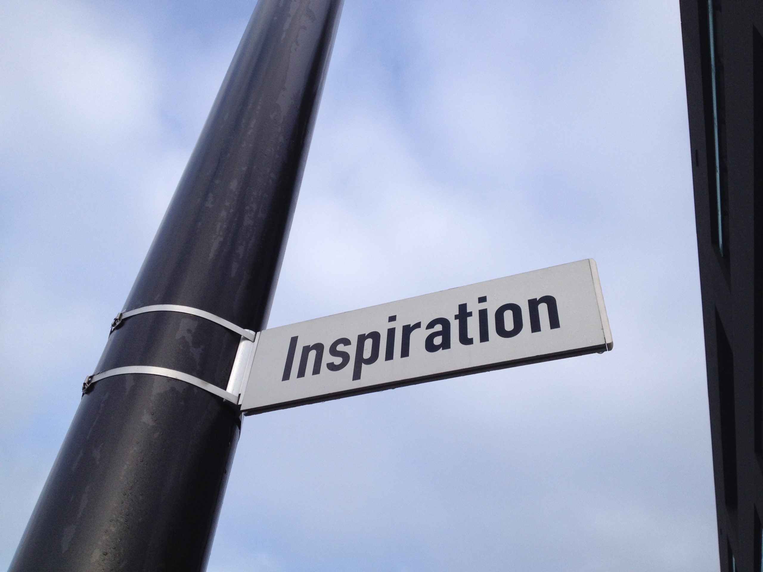 Das Foto zeigt ein Straßenschild mit der Aufschrift Inspiration.