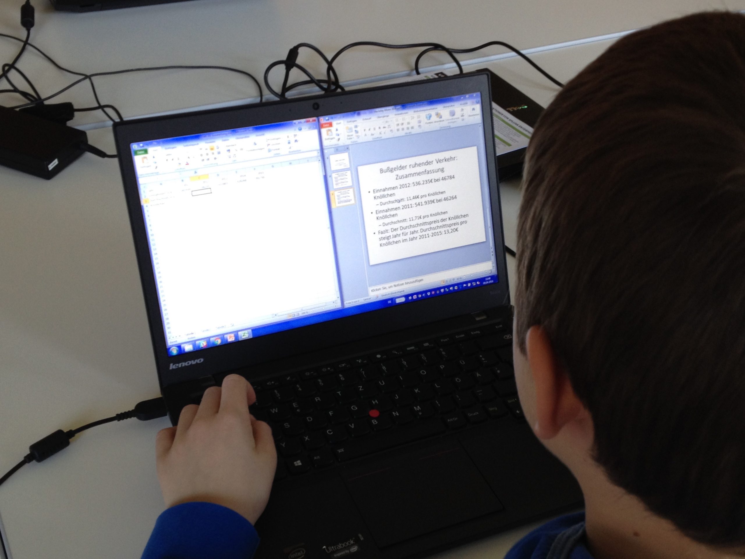 Das Foto zeigt einen jungen Mann, der über einem Rechner sitzt und hackt.