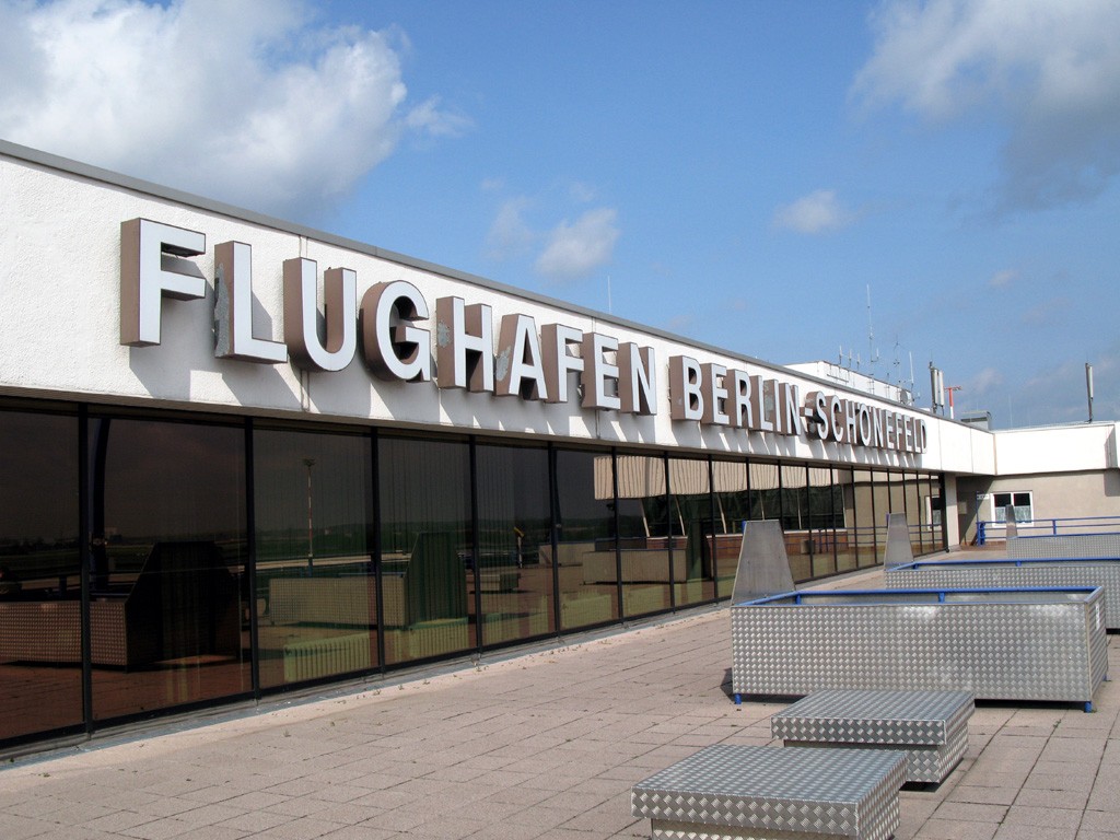 Eingangsbereich mit großer Aufschrift "Flughafen Berlin-Schönefeld"