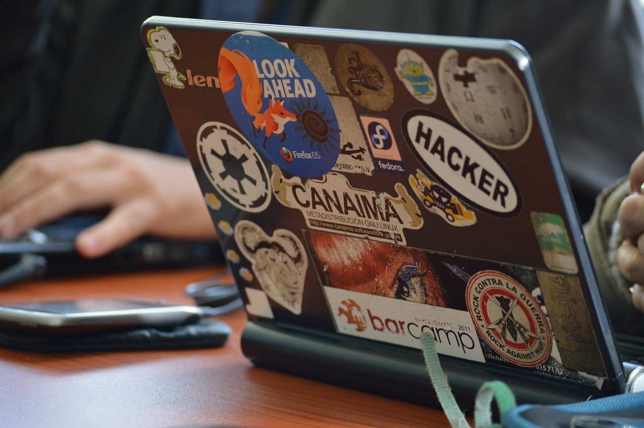 Klappe eines Laptops mit vielen Stickern, zum Beispiel Wikipedia und Firefox.