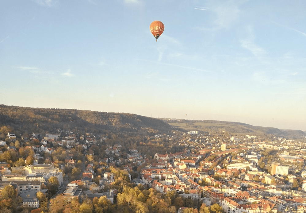 Blick auf Jena vom Jentower aus. Am Horizont ein Heißluftballon.