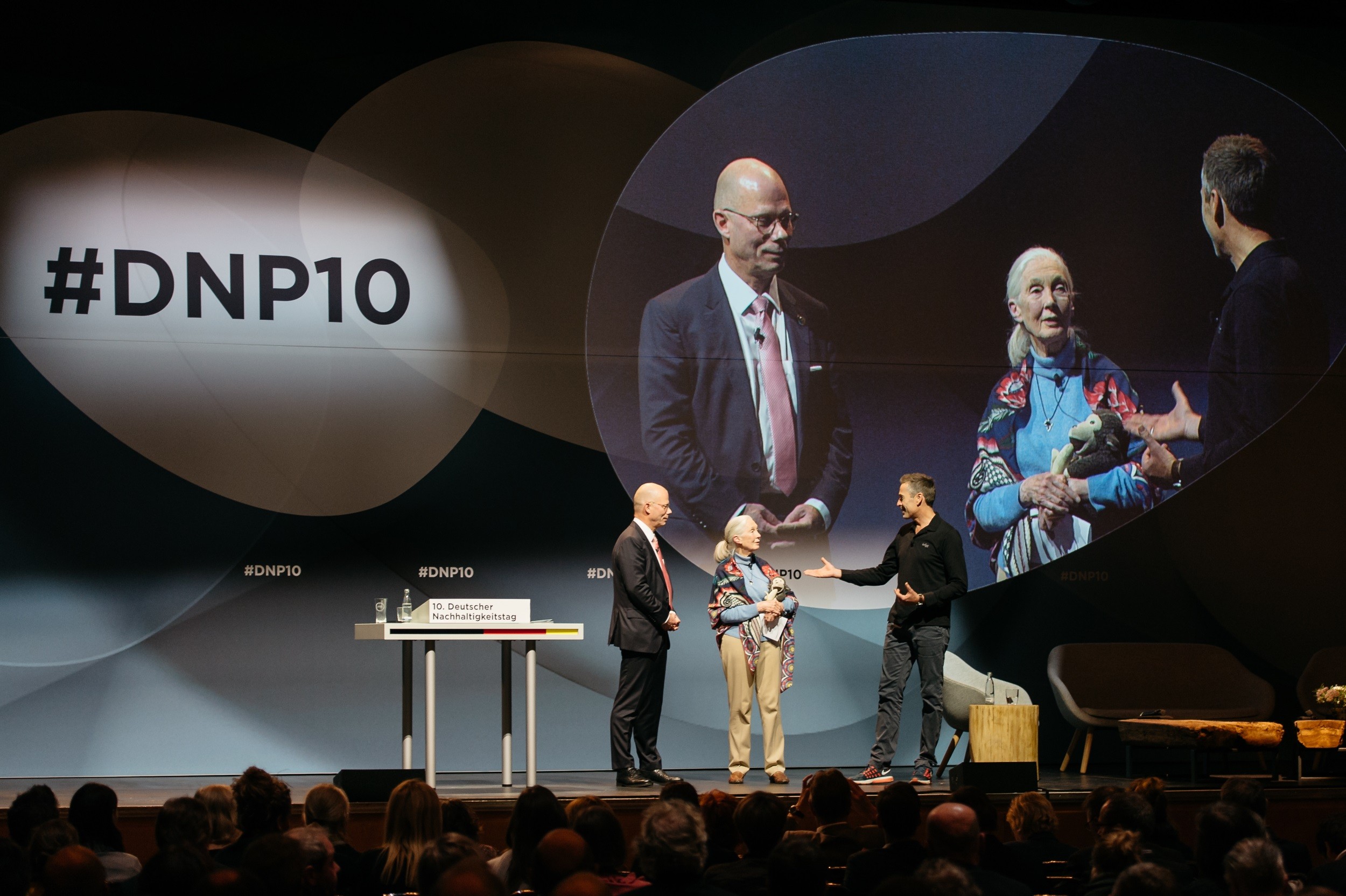 Von links nach rechts auf der Bühne: Günther Bachmann, Jane Goodall, der Journalist Dirk Steffens