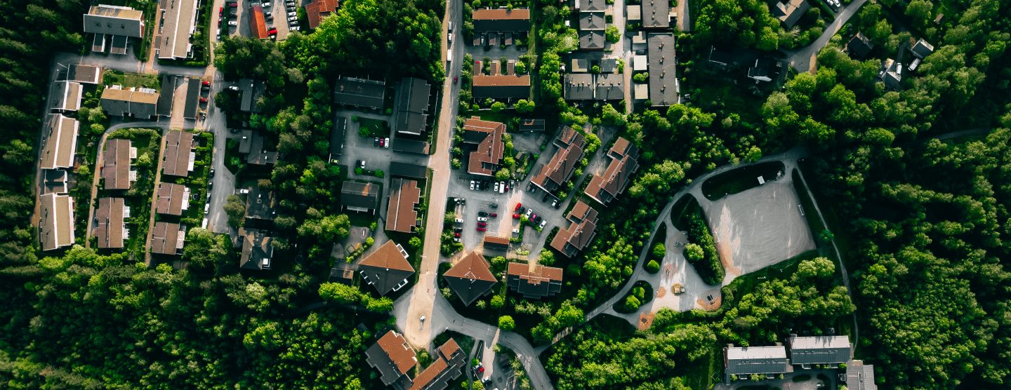 Aerial view of european town. Houses in beautiful residential neighbourhood during summer season in Finland. Luftaufnahme einer europäischen Stadt. Häuser in einem schönen Wohnviertel während der Sommersaison in Finnland. Lizenziert am 08.09.2025 in einer KONZERN-Lizenz für ST-W ID-2658 | Studie Die GRW neu denken: Proaktive Industriepolitik für Deutschlands Regionen
